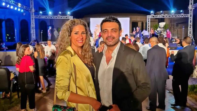 عمرو محمود ياسين يحسم الجدل حول الحالة الصحية لزوجته آيات أباظة
