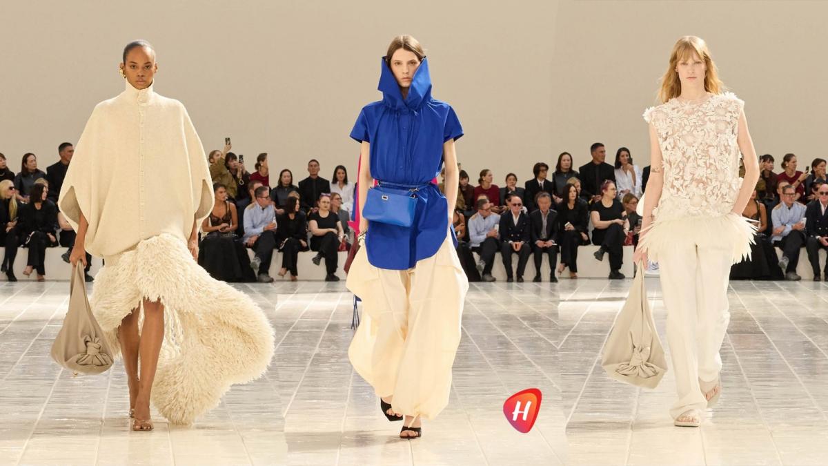 الأبيض يتصدر صيف 2027..Balenciaga يكتب الأناقة بقصات مبتكرة