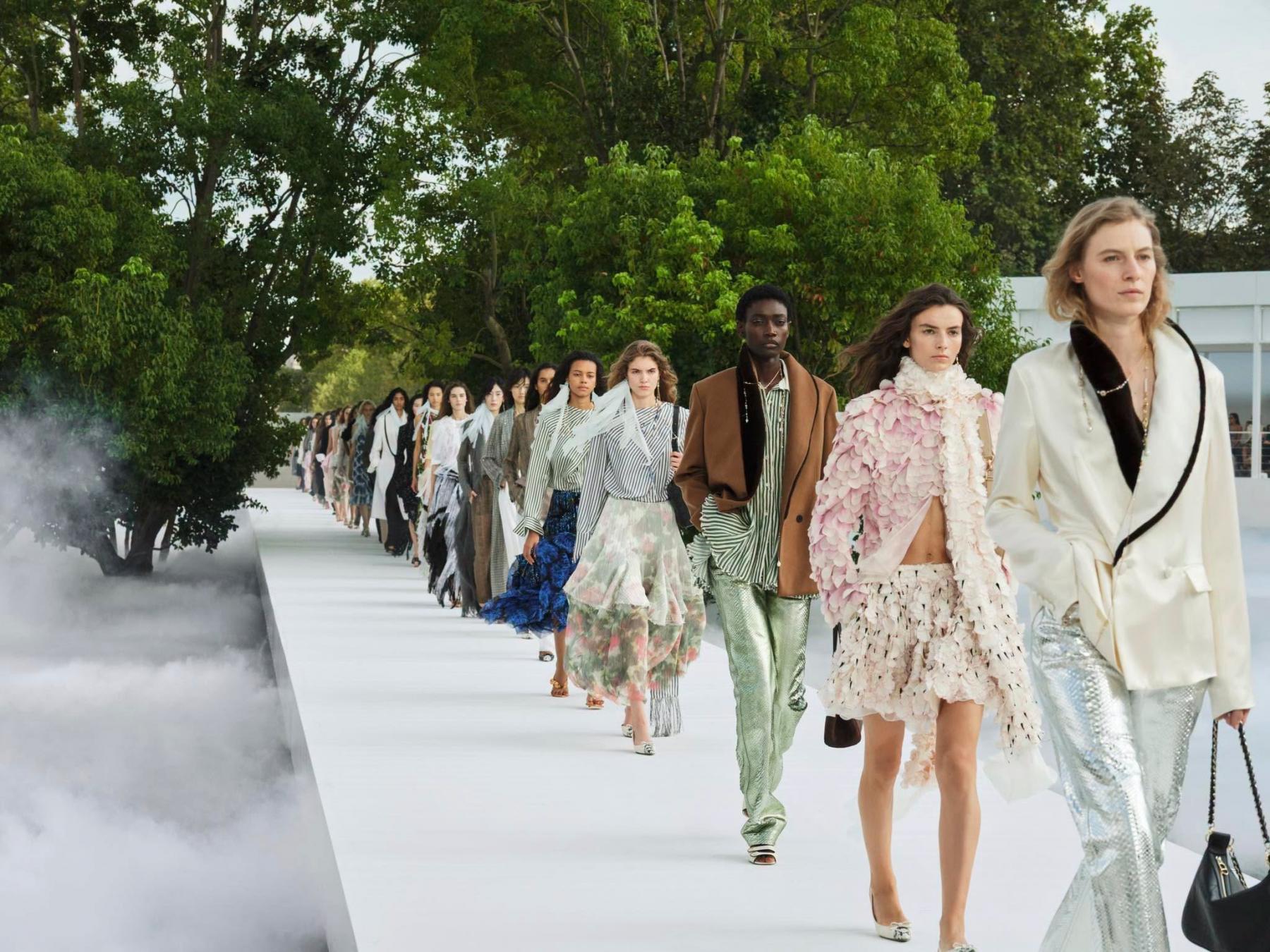 تصاميم  Dior لربيع وصيف 2027.. تحتفي بالألوان