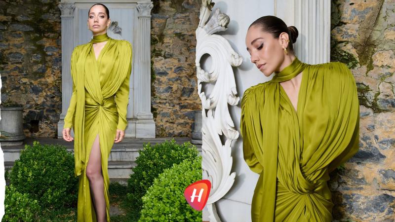 أوزغي أوزاجار تسرق الأضواء بتصميم زيتوني ساحر من Balmain خلال عرض Soy