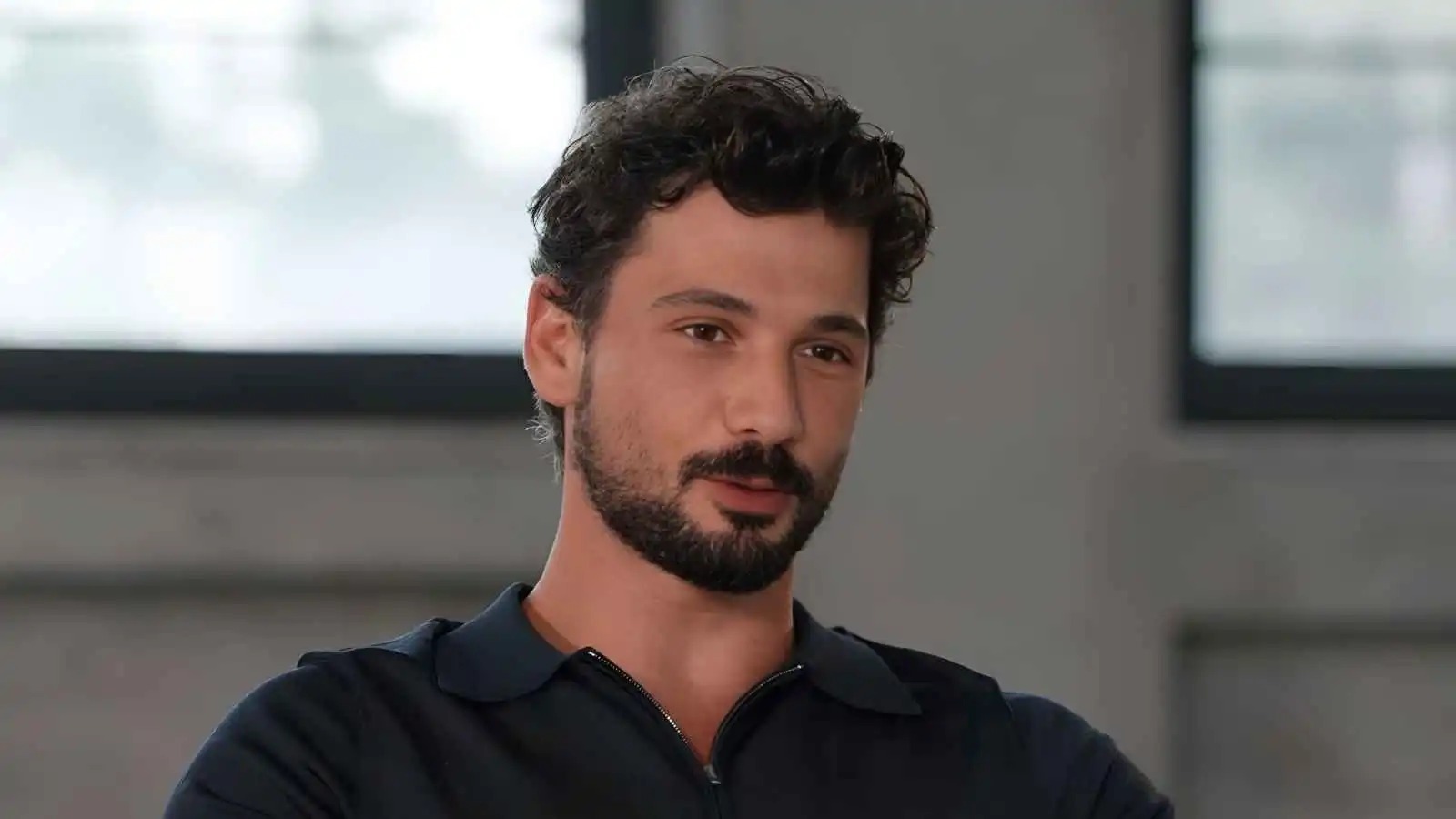 دينيز جان أكتاش يكشف أسرار رحلته من الهندسة البحرية إلى التمثيل