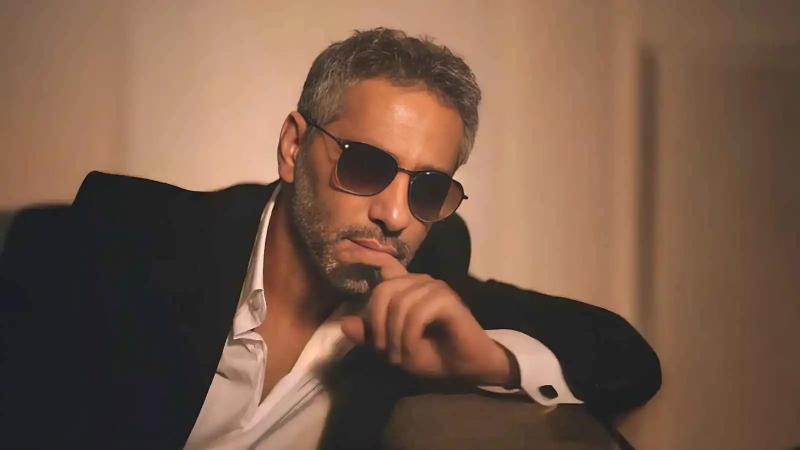 فضل شاكر يفاجئ معجبة في الرياض