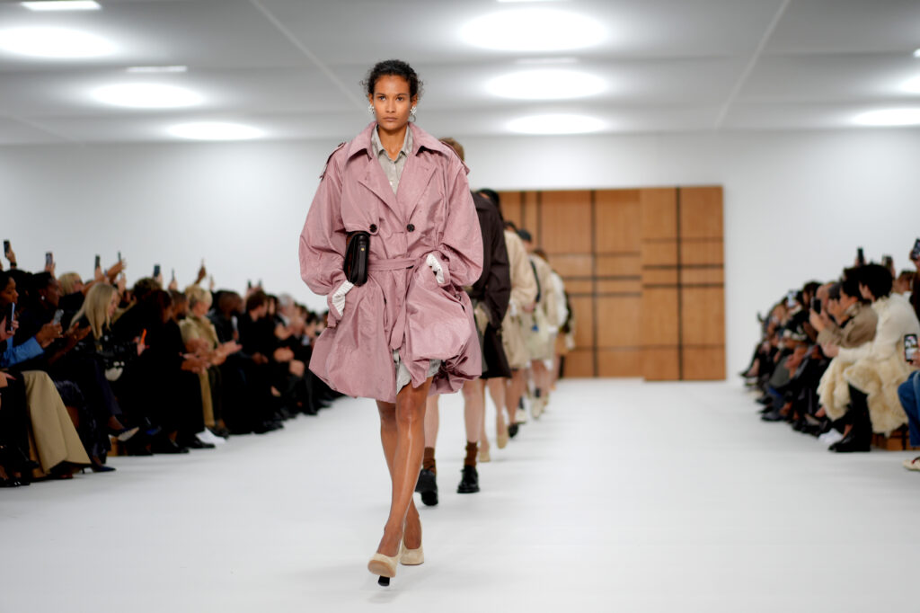 Burberry ترسم صيف 2027 بألوان أكثر فرحاً والـTrench Coat حاضر بقوة