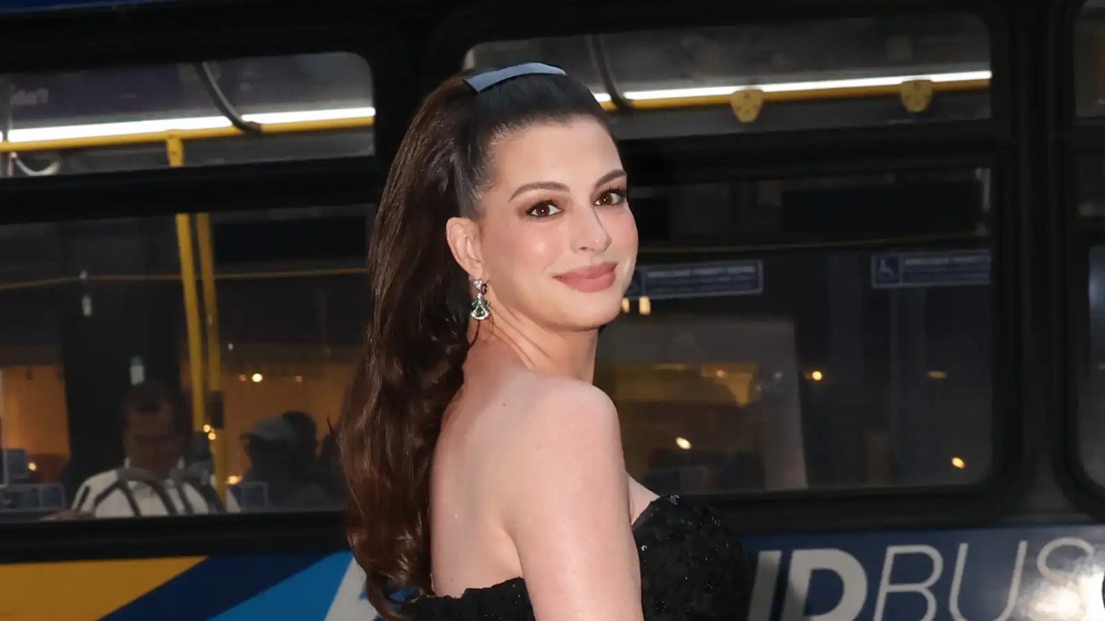 كيف قيّمت آن هاثاواي فيلم توم كروز رغم انطلاقته المخيبة في شباك التذاكر؟