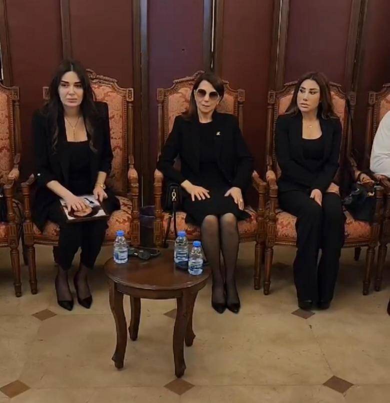 بكاء نادين الراسي ونانسي عجرم في جنازة والدة سيرين عبد النور- فيديو