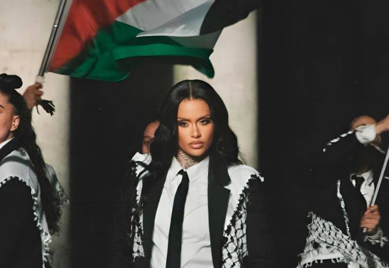 مغنية أميركية.. ترفع العلم الفلسطيني وتدعم غزّة